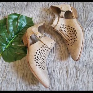 Fits like 8.5, great condition!!!